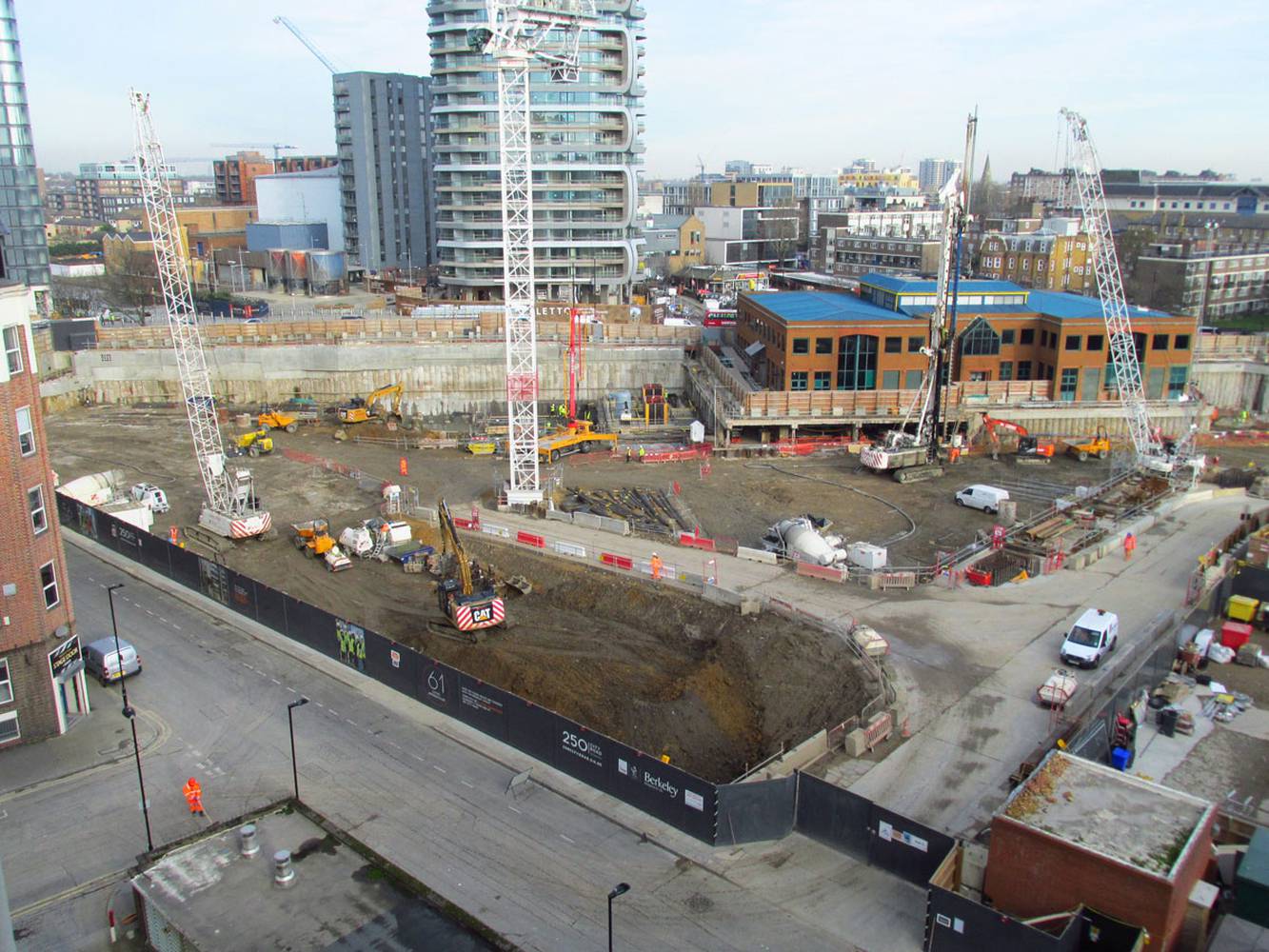 <p>Image cretid David Holt. Photo of&nbsp;Berkeley Homes 250 City Road Development, in November 2015.&nbsp;</p>